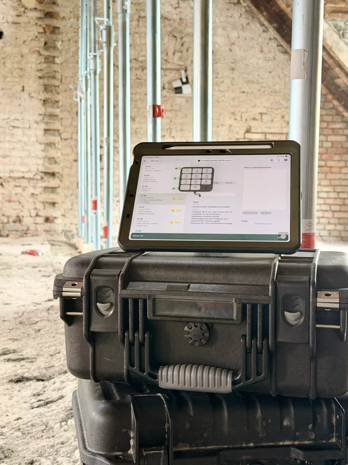 Tablet mit PixAtlas-Doku-App auf der Baustelle — PixGruppe erfasst und digitalisiert Gebäudebestände direkt vor Ort.